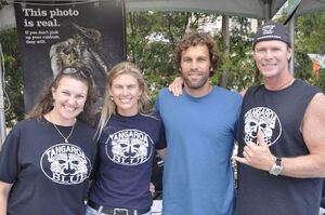 Heidi Taylor (second from left) with Jack Johnson (second from right) and Tangaroa Blue volunteers at Johnson's last Brisbane concert.